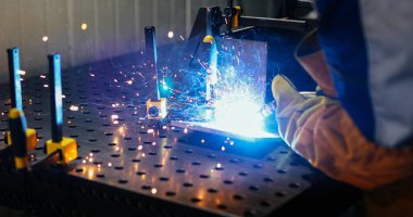 Demir ustası meşale demir çelik metal Sanayi Fabrikası ile kaynak