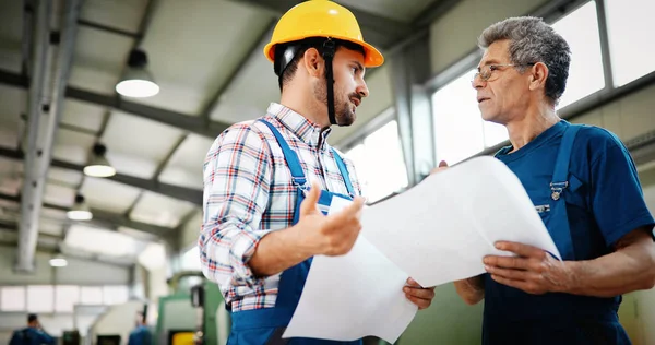 Equipo Ingenieros Discutiendo Fábrica Metal —  Fotos de Stock