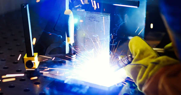 Saldature Dei Lavoratori Nella Fabbrica Che Lavora Nell Industria Metallurgica — Foto Stock