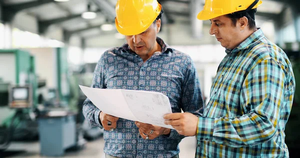 Team Van Ingenieurs Met Discussie Metaal Fabriek — Stockfoto