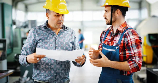 Portret Van Een Knappe Ingenieur Metaalindustrie Fabriek Werken — Stockfoto