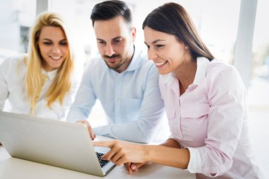 İş arkadaşları laptop bakarken gülüyor