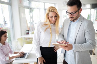 Modern ofiste tablet kullanan mutlu iş arkadaşları