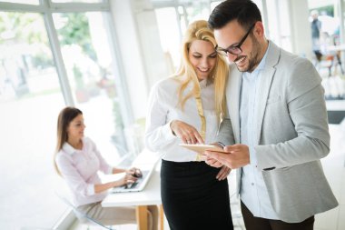 İki genç başarılı iş ortakları toplantısında çalışma görüntü