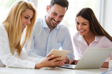 Ofiste mutlu iş arkadaşları rahat sohbet