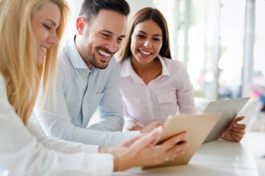 İş adamları iş yerinde eğleniyor ve sohbet ediyorlar.