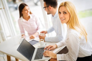 İş arkadaşları yeni fikirleri tartışıyor ve modern bir ofiste beyin fırtınası yapıyorlar.