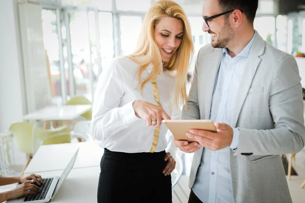 İki genç başarılı iş ortakları toplantısında çalışma görüntü