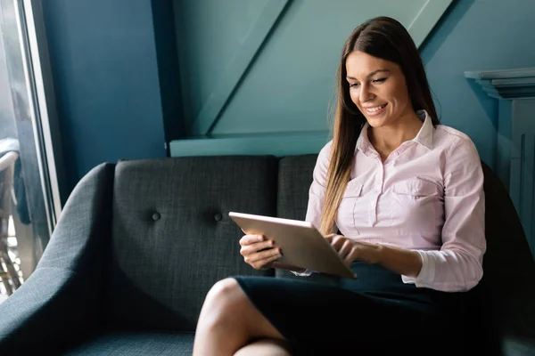 Porträt Der Jungen Schönen Lächelnden Langhaarigen Brünetten Frau Mit Tablette — Stockfoto