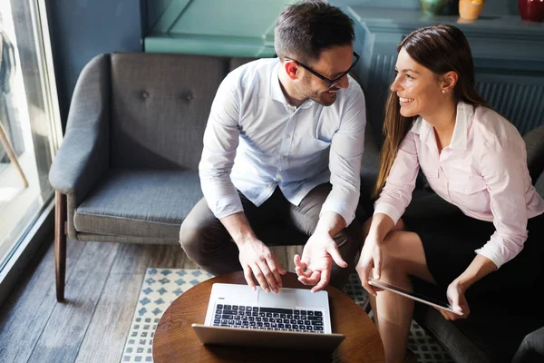 İş arkadaşları laptop bakarken gülüyor