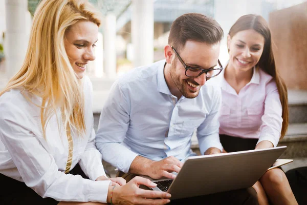 Uomini Affari Divertirsi Chiacchierare Ufficio Sul Posto Lavoro — Foto Stock