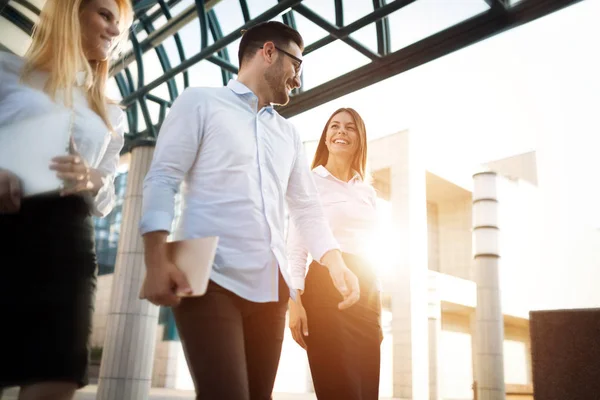 Imagen Socios Empresariales Jóvenes Atractivos Pie Aire Libre —  Fotos de Stock