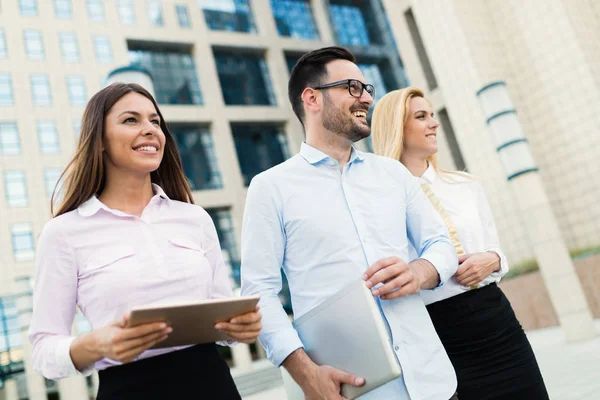 Foto Van Jonge Aantrekkelijke Zakenpartners Permanent Buiten — Stockfoto