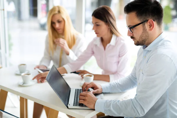 Tre Unga Leende Glada Kollegor Arbetar Tillsammans Laptop — Stockfoto