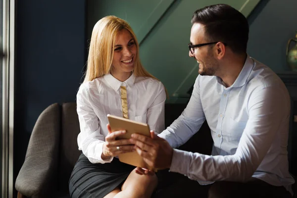 Jóvenes Empresarios Que Trabajan Informática Oficina Moderna — Foto de Stock