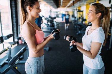Mutlu genç kadın spor salonunda birlikte yapıyor