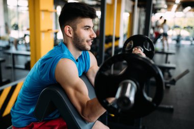 Erkek spor salonunda ağırlık çalışma dışarı tespit