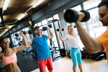 Bir grup insan var egzersiz spor salonunda birlikte