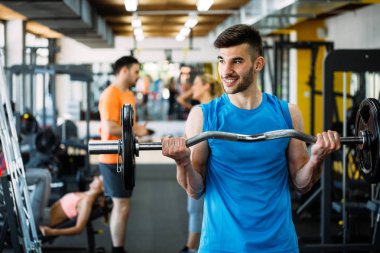 Atlet kaslı vücut geliştirmeci ym eğitim pazı ile içinde bar