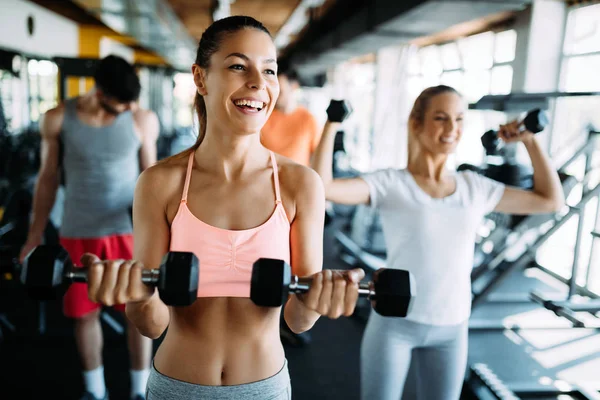 Imagem Jovem Equipe Fitness Alegre Ginásio — Fotografia de Stock