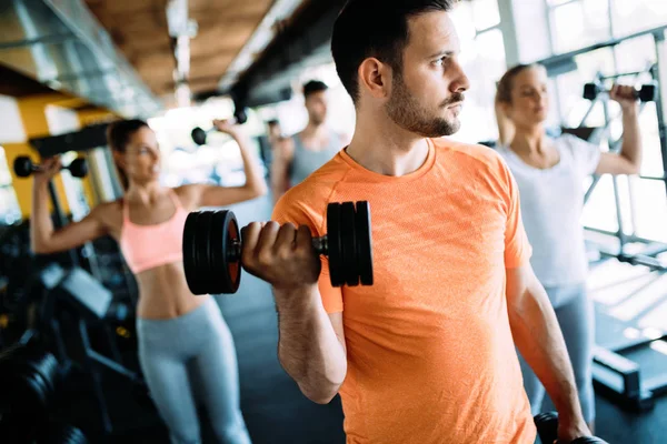 Ajuste Hombre Guapo Haciendo Ejercicio Gimnasio Una Máquina — Foto de Stock