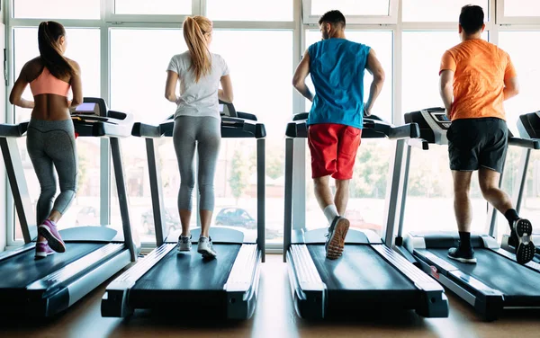 Foto Gente Deportiva Corriendo Cinta Correr Gimnasio —  Fotos de Stock