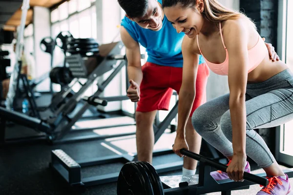 Kişisel antrenör modern bir spor salonu güzel bir kadında talimat