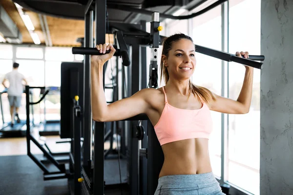 Glad Ung Kvinna Utövar Shoulder Press Gymmet — Stockfoto
