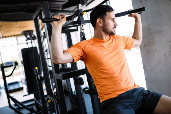 Homem Trabalhando Ginásio Máquina Fitness — Fotografia de Stock