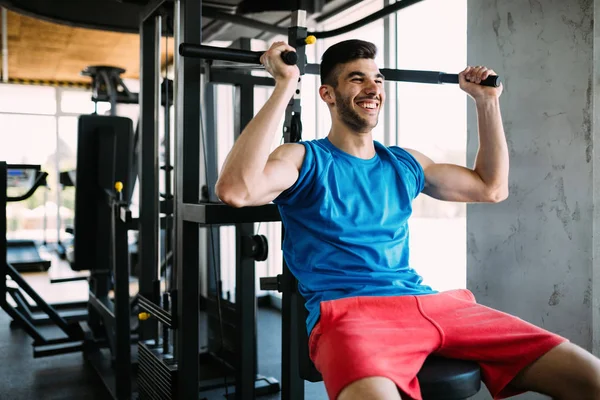 Homem Trabalhando Ginásio Máquina Fitness — Fotografia de Stock