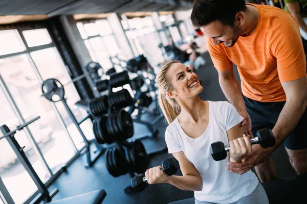 Fitness merkezinde eğitmen denetimi ile çalışma
