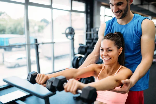 Entrenador Personal Dando Instrucciones Estudiante Gimnasio — Foto de Stock