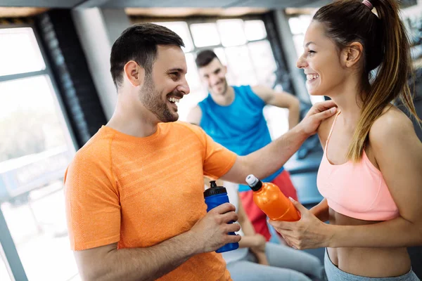 Jonge Mooie Vrouw Doet Oefeningen Met Personal Trainer Sportschool — Stockfoto