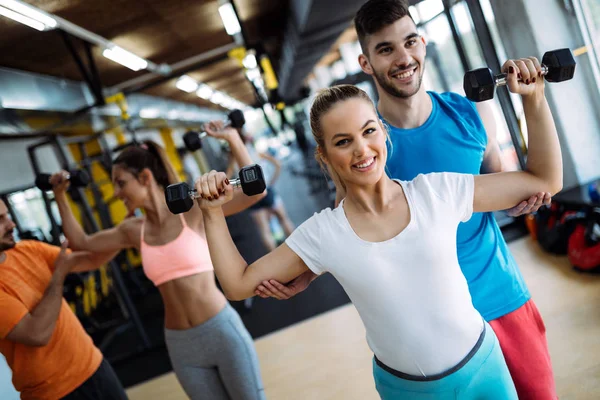 Gruppe Von Menschen Trainiert Gemeinsam Fitnessstudio — Stockfoto