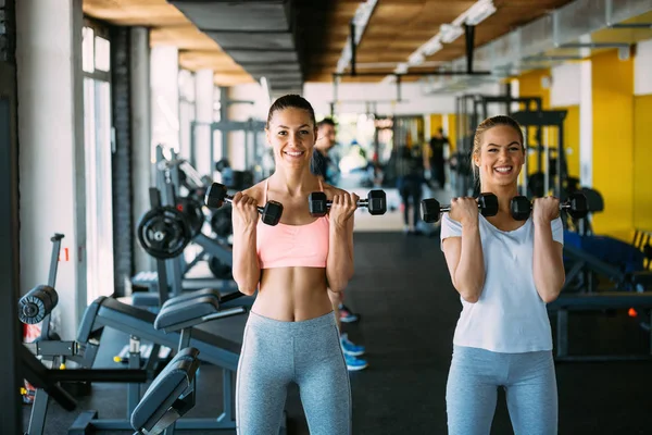 Femmes Faisant Sport Ensemble Soulevant Des Poids — Photo