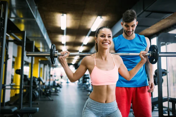 Mooie Actieve Vrouw Doen Squats Met Gewichten Sportschool Met Haar — Stockfoto