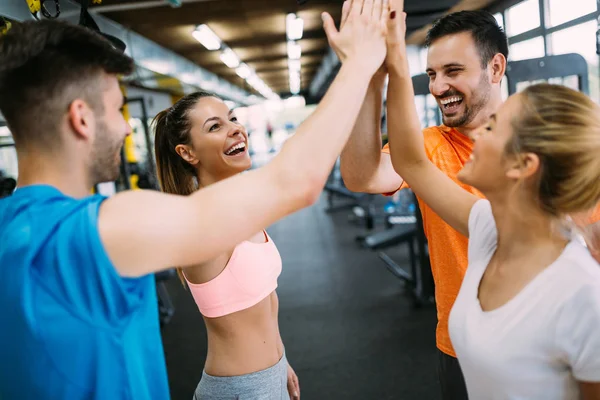 Lächelnde Männer Und Frauen Bei High Five Fitnessstudio — Stockfoto