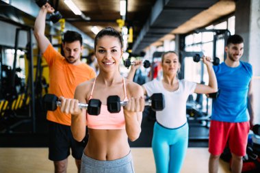 Spor salonunda genç neşeli fitness takımının resmi