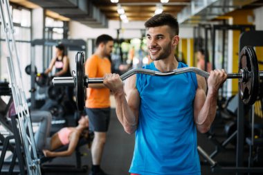 Erkek spor salonunda ağırlık çalışma dışarı tespit