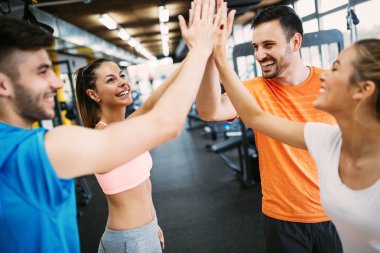 Fitness, spor, eğitim, spor salonu, başarı ve yaşam tarzı kavramı - grup salonunda başarı kutluyor mutlu insan
