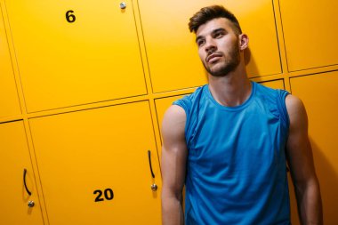 Soyunma odasında genç yakışıklı adam portresi