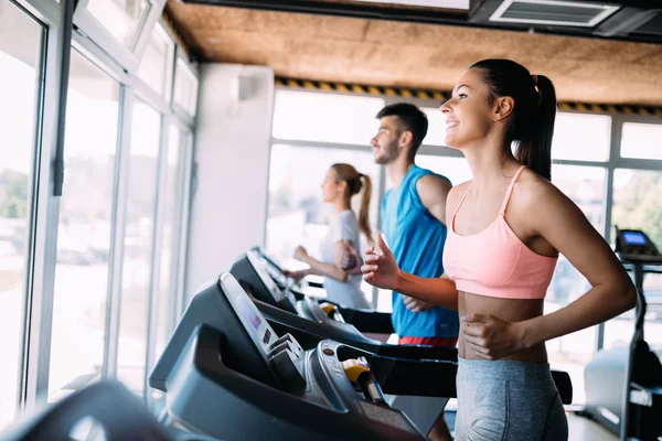 Mujer Atractiva Joven Haciendo Entrenamiento Cardiovascular Para Bajar Peso Gimnasio — Foto de Stock