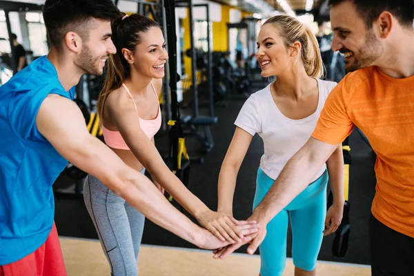 Gruppe Von Menschen Die Gemeinsam Fitnessstudio Trainieren — Stockfoto