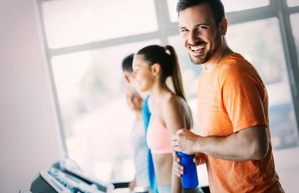 Sportif Insanlar Spor Salonunda Koşu Bandı Üzerinde Çalışan Resmi — Stok fotoğraf