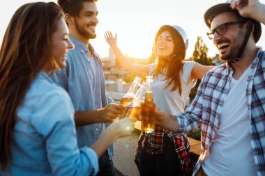 Eğlenceli kez birlikte ve içme harcama mutlu neşeli arkadaşları