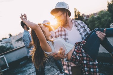 Eğlenceli kez birlikte ve içme harcama mutlu neşeli arkadaşları