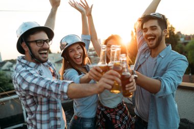 Eğlenceli kez birlikte ve içme harcama mutlu neşeli arkadaşları