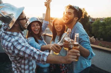 Eğlenceli kez birlikte ve içme harcama mutlu neşeli arkadaşları