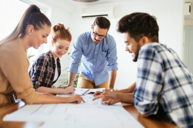 İş ortaklarının toplantıda belge ve fikirleri tartıştığı resim