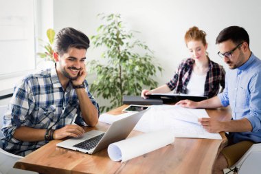 İş ortaklarının toplantıda belge ve fikirleri tartıştığı resim